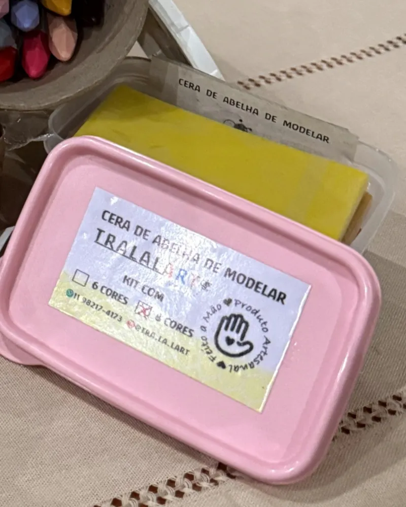 Rótulo da cera de abelha de modelar na tampa rosa, com opções de kit e selo de produto artesanal