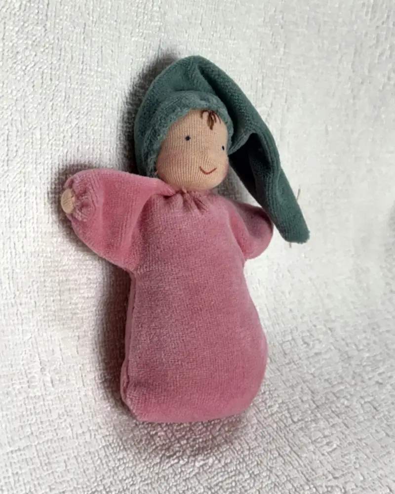 Cheirinho de frente, com os bracinhos abertos e o corpo de pelúcia rosa