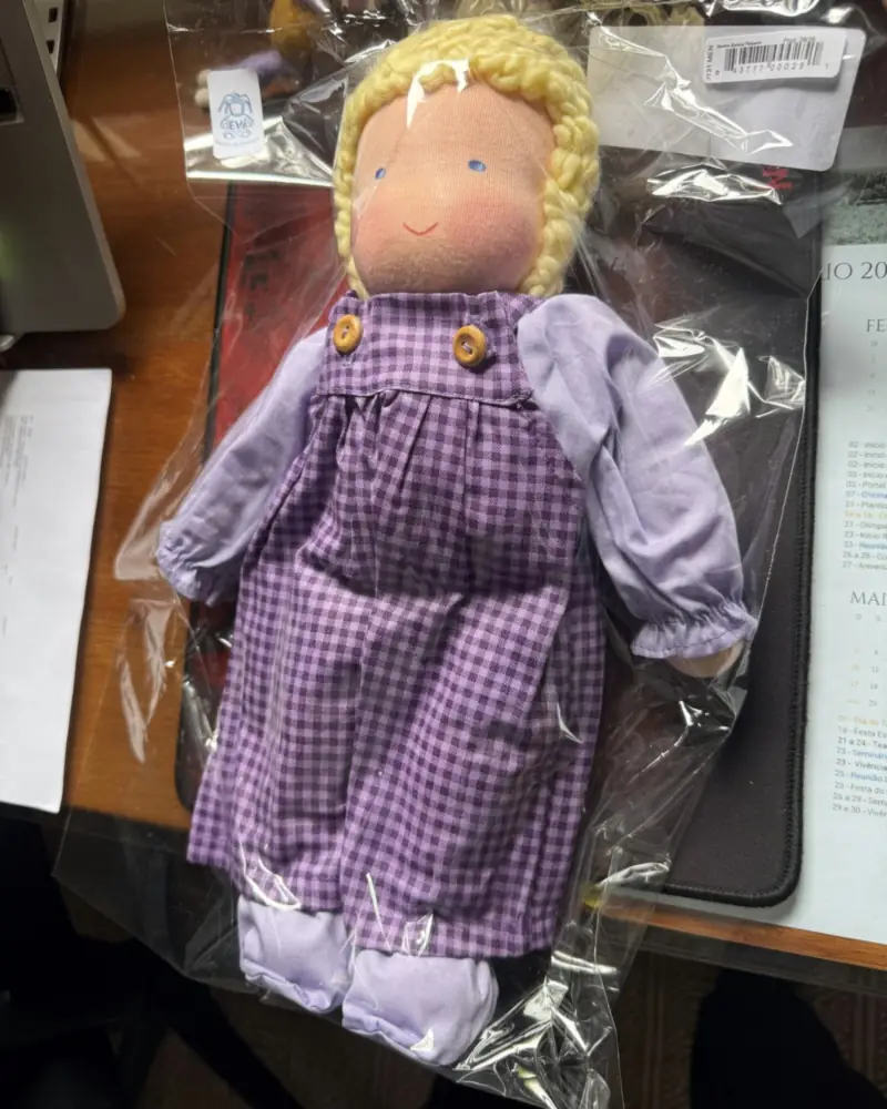 Doçura de Lavanda de frente no saquinho de embalagem, com blusa lilás e botões no macacão