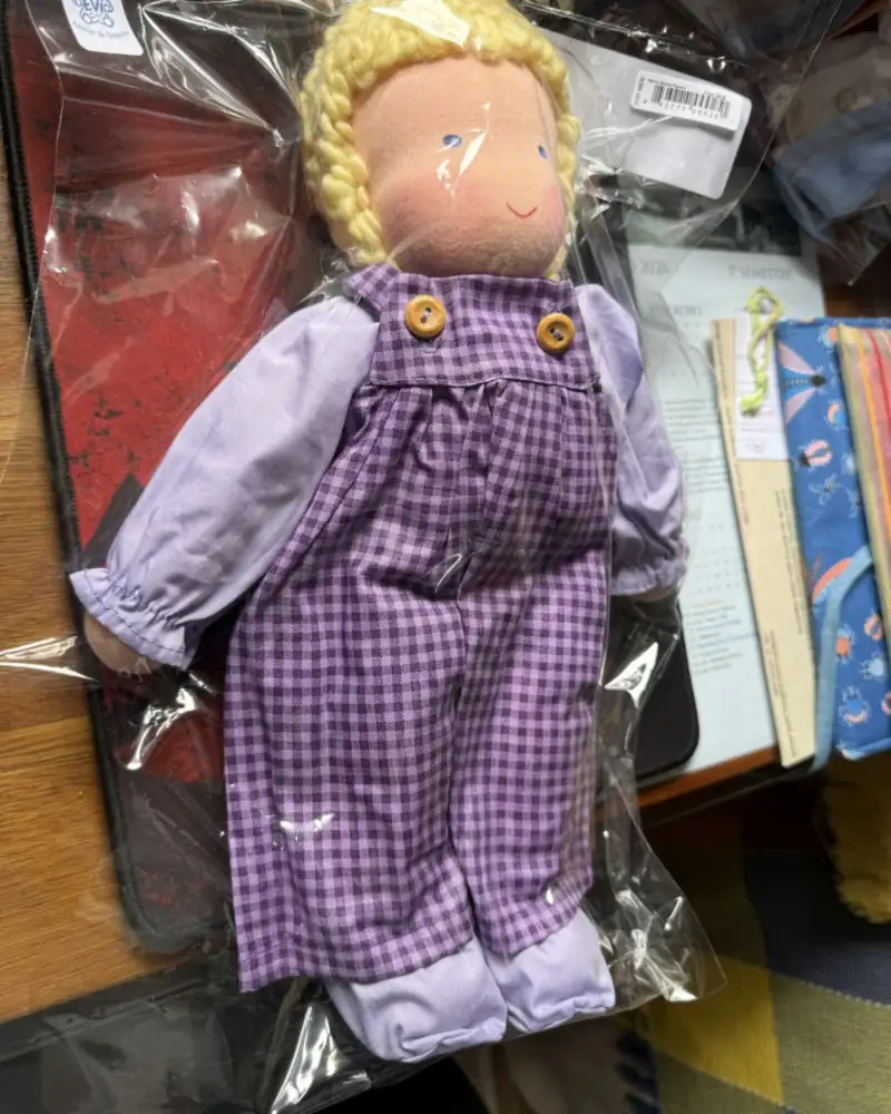 Doçura de Lavanda no saquinho, visto um pouco de lado, com os sapatinhos lilás