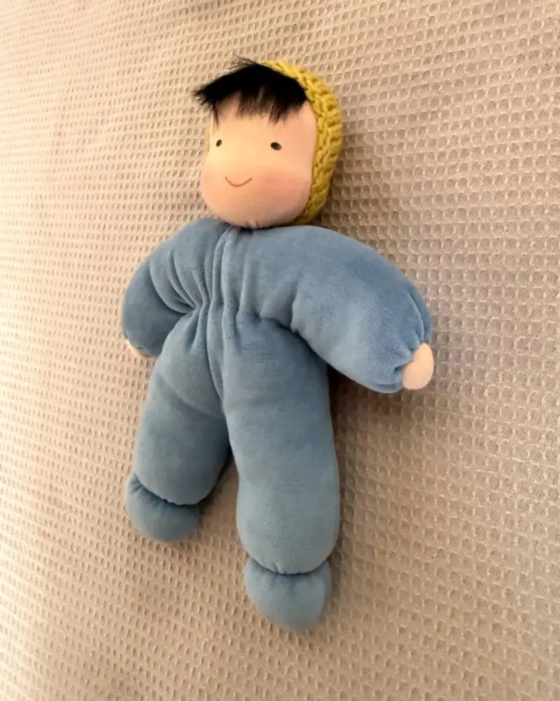 Molinho Azul de perto, com o tufo de cabelo preto saindo da touca